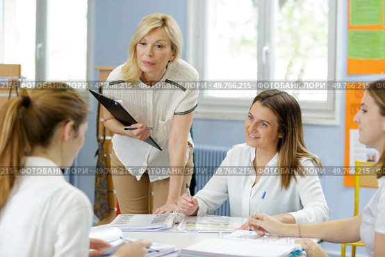happy learners listening to teacher at lesson. Стоковое фото, агентство Ingram Publishing / Фотобанк Лори
