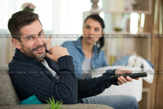 happy man and bored woman watching tv. Стоковое фото, агентство Ingram Publishing / Фотобанк Лори