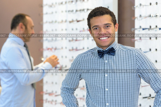 happy man in optic store. Стоковое фото, агентство Ingram Publishing / Фотобанк Лори