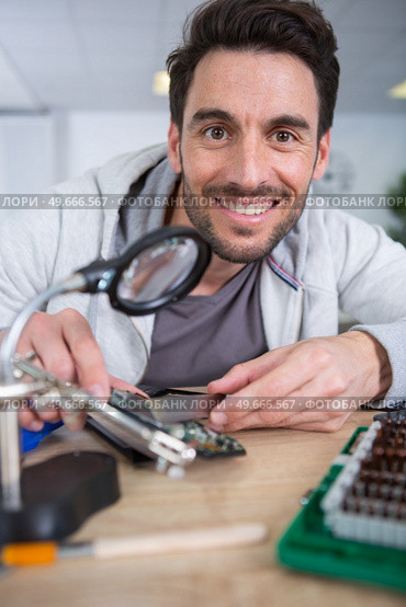 happy man with broken disassembled laptop. Стоковое фото, агентство Ingram Publishing / Фотобанк Лори