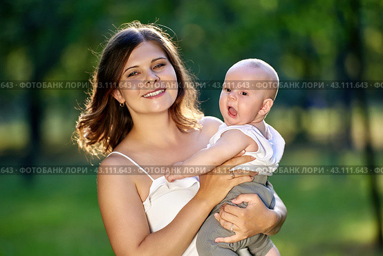 Happy mother is holding yawning little boy in park. Стоковое фото, фотограф Владимир Григорьев / Фотобанк Лори