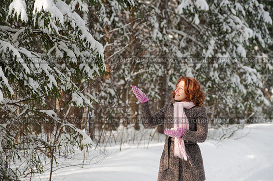Happy red-haired woman having fun on win. Стоковое фото, фотограф Roberts Ratuts / PantherMedia / Фотобанк Лори