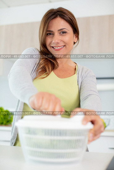 happy young housewife mixing vegetable salad. Стоковое фото, агентство Ingram Publishing / Фотобанк Лори