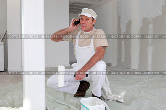 Hard-working painter talking to his client. Стоковое фото, агентство Ingram Publishing / Фотобанк Лори