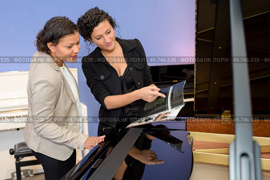 having a discussion with a compositeur. Стоковое фото, агентство Ingram Publishing / Фотобанк Лори