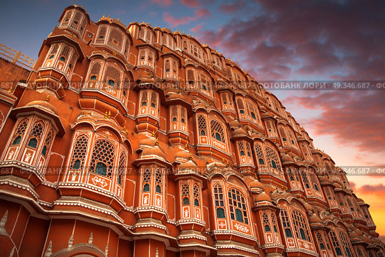 Hawa Mahal - a five-tier harem wing of the palace complex of the Maharaja of Jaipur, built of pink sandstone in the form of the crown of Krishna. Стоковое фото, агентство Ingram Publishing / Фотобанк Лори