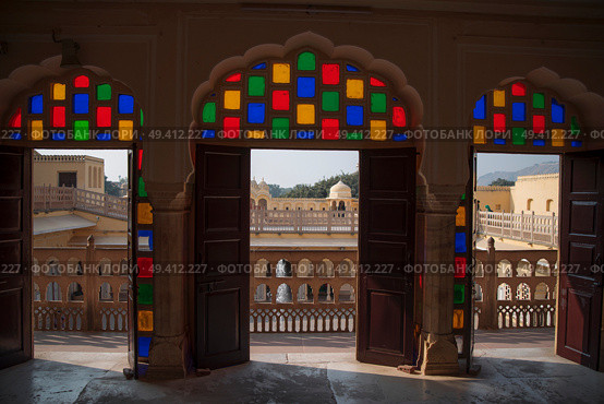 Hawa Mahal  is a harem in the palace complex of the Jaipur Maharaja, built of pink sandstone in the form of the crown of Krishna. Стоковое фото, агентство Ingram Publishing / Фотобанк Лори