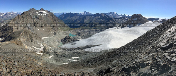 he peaks of Gran Paradiso National Park. Adult male caucasian model; sunny summer day. Стоковое фото, агентство Ingram Publishing / Фотобанк Лори