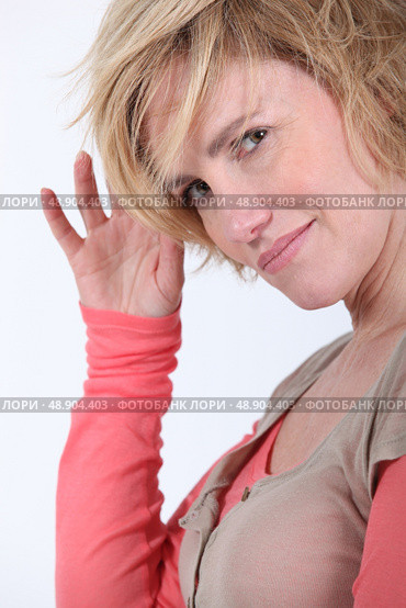 Head and shoulder studio shot of woman with funky short blonde hair. Стоковое фото, агентство Ingram Publishing / Фотобанк Лори