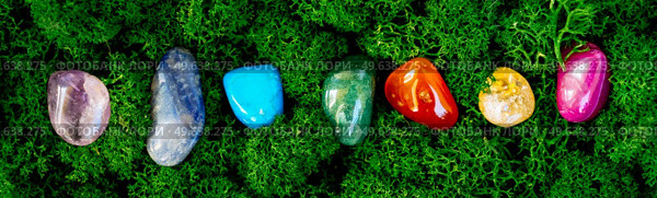 Healing crystals set rainbow on brown background, magic healing Rock for Reiki Crystal Ritual, Witchcraft, spiritual esoteric practice. Healing crystals on brown background. Стоковое фото, агентство Ingram Publishing / Фотобанк Лори