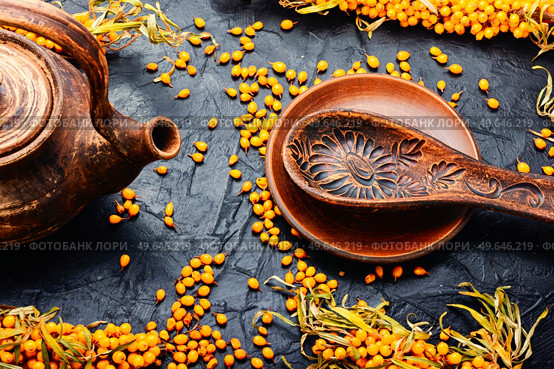Healthy autumn beverage, seasonal tea with sea buckthorn berries. Vitamin tea with sea buckthorn. Стоковое фото, агентство Ingram Publishing / Фотобанк Лори