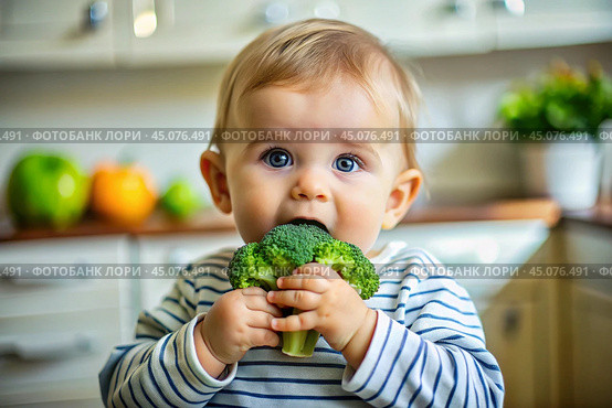 Healthy baby food. The first meal. Feeding the baby. A cute kid tastes broccoli. Fresh vegetables and fruits. Стоковое AI-изображение, AI-художник Photojuli / Фотобанк Лори