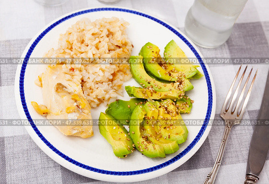Healthy dinner of basmati rice with chicken breast and avocado. Стоковое фото, фотограф Яков Филимонов / Фотобанк Лори