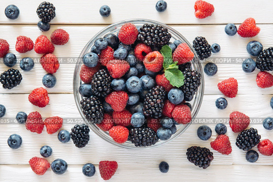 Healthy mixed fruit and ingredients with strawberry, raspberry, blueberry, blackberry from top view. Стоковое фото, агентство Ingram Publishing / Фотобанк Лори
