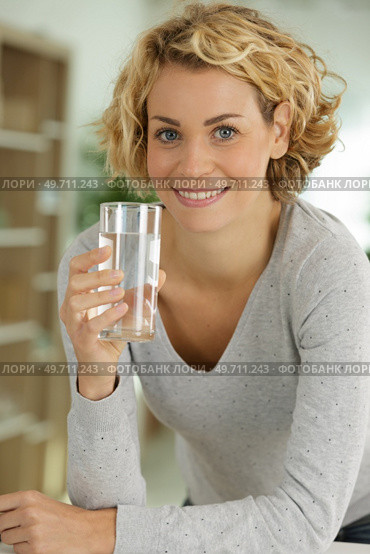 healthy woman holding a glass of water. Стоковое фото, агентство Ingram Publishing / Фотобанк Лори