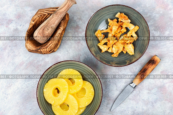 Heap dried pineapples or ananas in bowls. Candy pineapples.. Dried pineapple food snacks. Стоковое фото, агентство Ingram Publishing / Фотобанк Лори