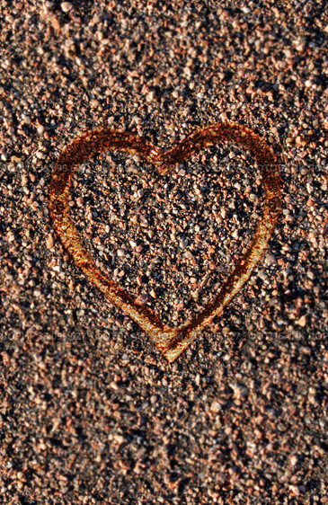 Heart drawn on pebbles. Стоковое фото, фотограф Cienpies Design / Smarterpix / Фотобанк Лори