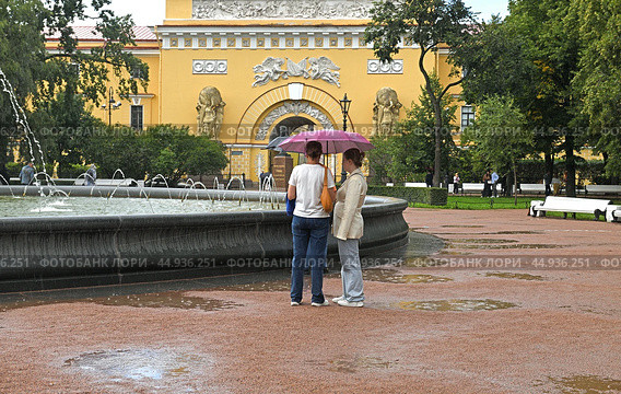 Heavy rain in Alexander Garden in center of St. Petersburg, at walls of Admiralty. Russia (2024 год). Редакционное фото, фотограф Валерия Попова / Фотобанк Лори