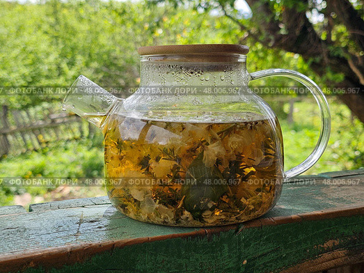 Herbal tea in a glass teapot on the veranda. Стоковое фото, фотограф Марина Володько / Фотобанк Лори