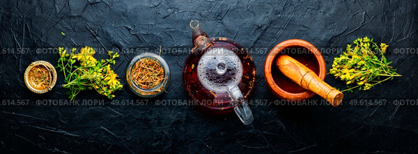 Herbal tea in teapot.Herbal tea.Herbal drink.Hypericum flowers.Herbal medicine and homeopathy. Hypericum in herbal medicine. Стоковое фото, агентство Ingram Publishing / Фотобанк Лори