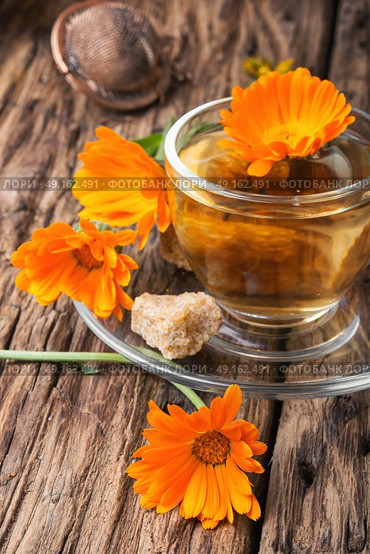 Herbal tea with calendula flowers. Herbal tea with decoction of marigold flowers. Стоковое фото, агентство Ingram Publishing / Фотобанк Лори