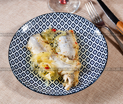 Herring fillet is cooked with spicy salt curing and complemented with pieces of bran bread. Стоковое фото, фотограф Яков Филимонов / Фотобанк Лори