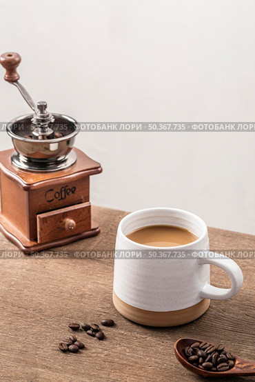 high angle coffee grinder with mug coffee beans. Стоковое фото, агентство Ingram Publishing / Фотобанк Лори