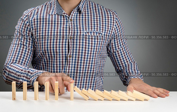 high angle domino blocks falling off. Стоковое фото, агентство Ingram Publishing / Фотобанк Лори