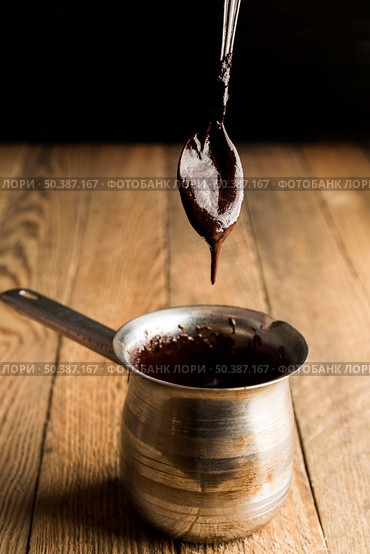 high angle teaspoon with melted chocolate pot. Стоковое фото, агентство Ingram Publishing / Фотобанк Лори