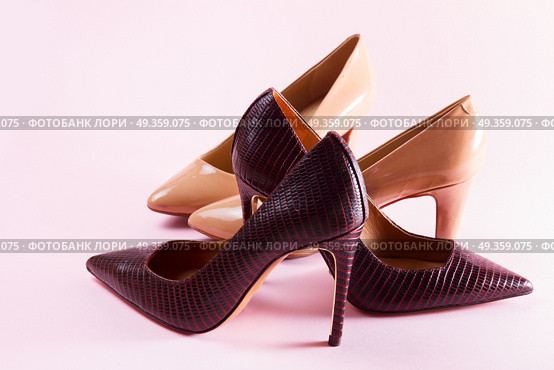 Hight heel shoes. elegant high heel shoes on pink background. Стоковое фото, агентство Ingram Publishing / Фотобанк Лори