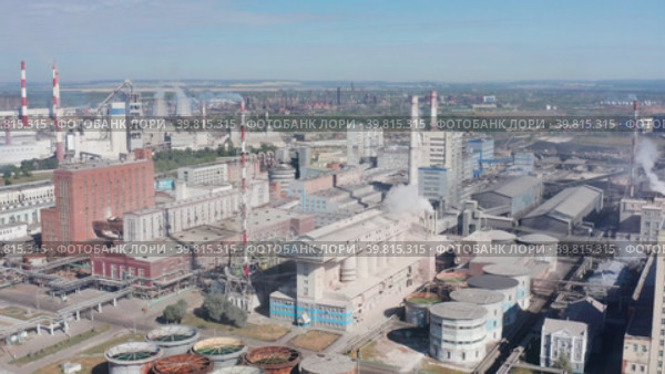 Химическое производство: ОАО "Башкирская содовая компания", производственные цеха. Вид с воздуха. Chemical production: JSC Bashkir Soda Company, production workshops. Aerial view. (2022 год). Стоковое видео, видеограф Евгений Романов / Фотобанк Лори