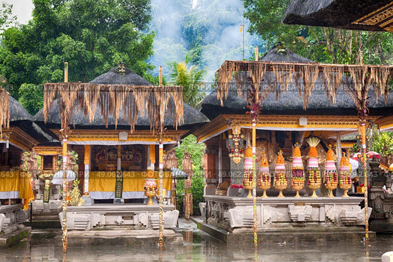 Hindu food offering in a Tampak Siring temple, Bali, Indonesia. Стоковое фото, агентство Ingram Publishing / Фотобанк Лори