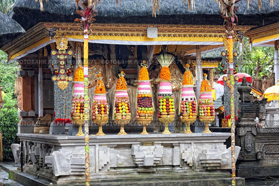 Hindu food offering in a Tampak Siring temple, Bali, Indonesia. Стоковое фото, агентство Ingram Publishing / Фотобанк Лори