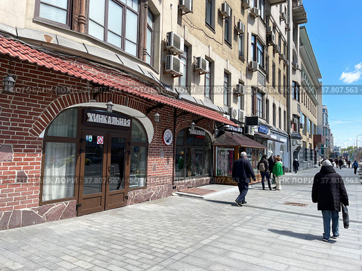 Хинкальная в доме 28 на улице Красная Пресня. Россия, город Москва (2022 год). Редакционное фото, фотограф Овчинникова Ирина / Фотобанк Лори