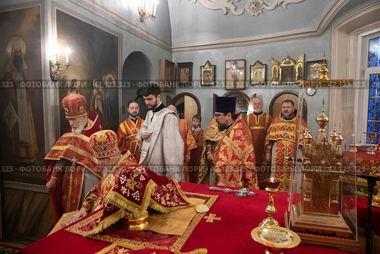 Хиротония диакона Леонида Вадимовича Певень во пресвитера в Николо-Архангельском храме Балашихи (2024 год). Редакционное фото, фотограф Дмитрий Неумоин / Фотобанк Лори