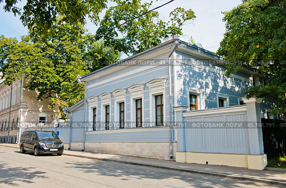 Хлебный переулок, дом 6а. Летнее утро. Москва. Россия (2024 год). Редакционное фото, фотограф E. O. / Фотобанк Лори