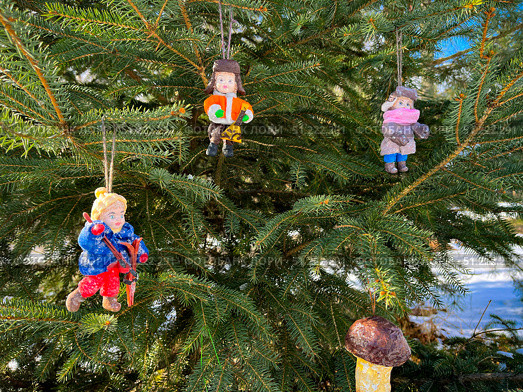 Хобби. Елочные игрушки из ваты. Hobby. Christmas tree toys made of cotton wool. Редакционное фото, фотограф Александр Рыбалка / Фотобанк Лори