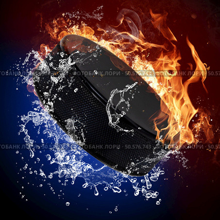 Hockey puck in fire flames and splashing water. Стоковое фото, агентство Ingram Publishing / Фотобанк Лори
