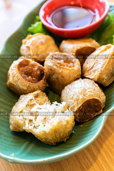Hoi Jo, Deep Fried Crab Meat Rolls with sweet plum sauce. Thai street food and restaurant cuisine on wooden table. Стоковое фото, агентство Ingram Publishing / Фотобанк Лори