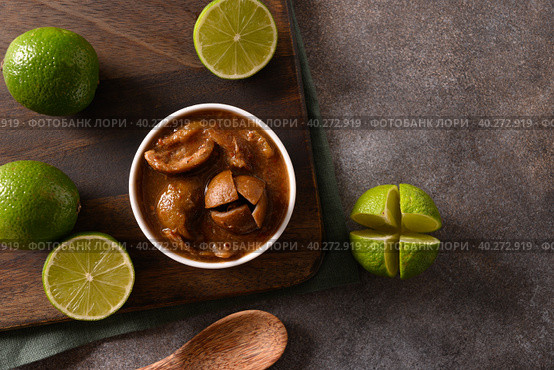 Home made Sri Lankan Lime Pickle of lime, salt, chilli, pepper. Стоковое фото, фотограф Светлана Лажко / Фотобанк Лори