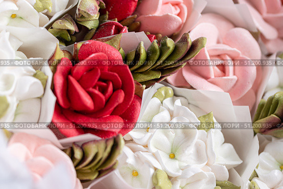 Home-made zephyr floristry arrangement featuring vibrant red and soft pink flowers, showcasing intricate details and textures, perfect for decorative purposes and celebrations. Стоковое фото, фотограф Ирина Ручушкина / Фотобанк Лори