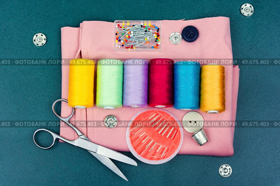 Home needlework kit, scissors, needles, buttons and bobbins with thread. Sewing tools and accessories, set. Стоковое фото, агентство Ingram Publishing / Фотобанк Лори