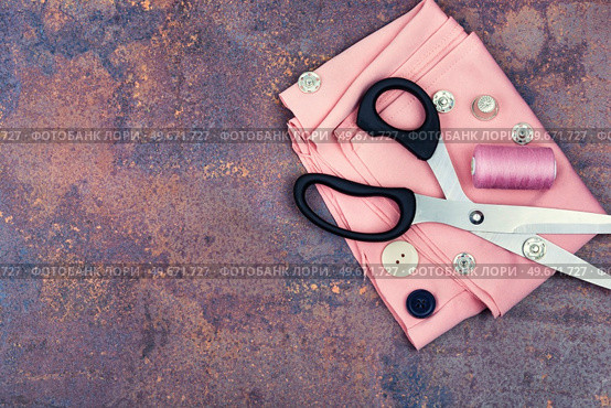 Home sewing kit, scissors, needles and buttons. Space for text. Sewing tools and accessories, copy space. Стоковое фото, агентство Ingram Publishing / Фотобанк Лори