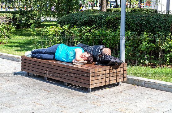 Homeless people sleeping on the wooden bench (2019 год). Редакционное фото, фотограф FotograFF / Фотобанк Лори