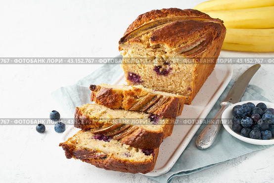 Homemade Banana bread. Baked cake. Top view, white table. Стоковое фото, фотограф Natalia Gdovskaia / Фотобанк Лори