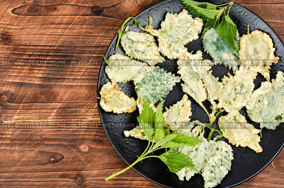 Homemade breaded nettle or battered nettle. Hot spring greens appetizer. Space for text.. Nettle leaves in batter. Стоковое фото, агентство Ingram Publishing / Фотобанк Лори