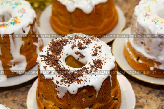 homemade Easter cake with icing and raisins. Стоковое фото, агентство Ingram Publishing / Фотобанк Лори