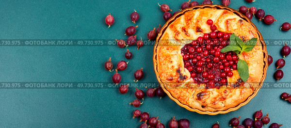 Homemade pie or tart with red currants and gooseberries. Copy space.. Pie with berries, space for text. Стоковое фото, агентство Ingram Publishing / Фотобанк Лори