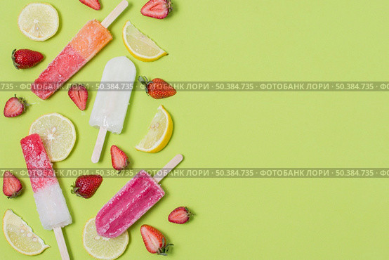 homemade popsicle ice cream with lemon strawberry flavours. Стоковое фото, агентство Ingram Publishing / Фотобанк Лори