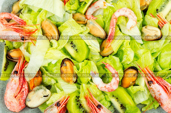 Homemade seafood salad with mussels and shrimps. Food background. Colorful mussel and shrimp salad, close up. Стоковое фото, агентство Ingram Publishing / Фотобанк Лори